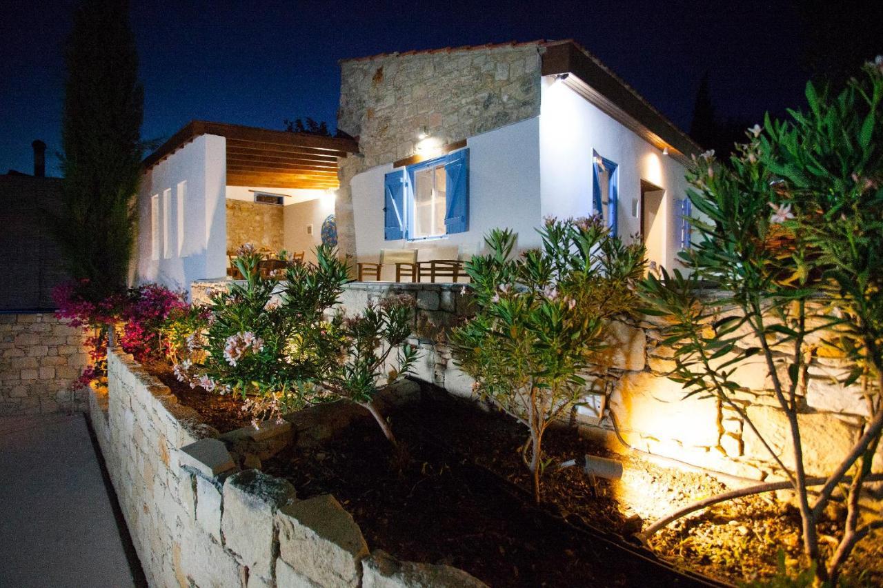 Affittacamere Cecilias Courtyard Malya Esterno foto