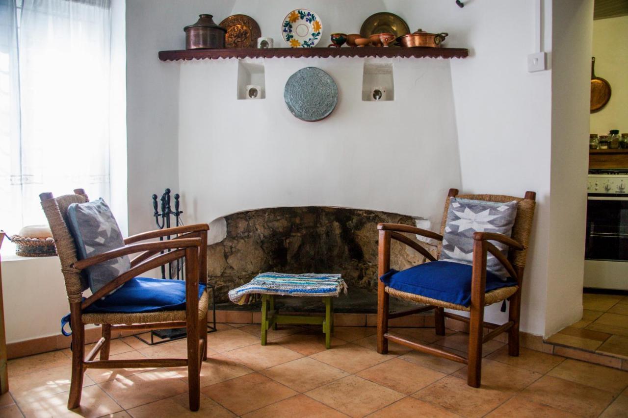 Affittacamere Cecilias Courtyard Malya Esterno foto