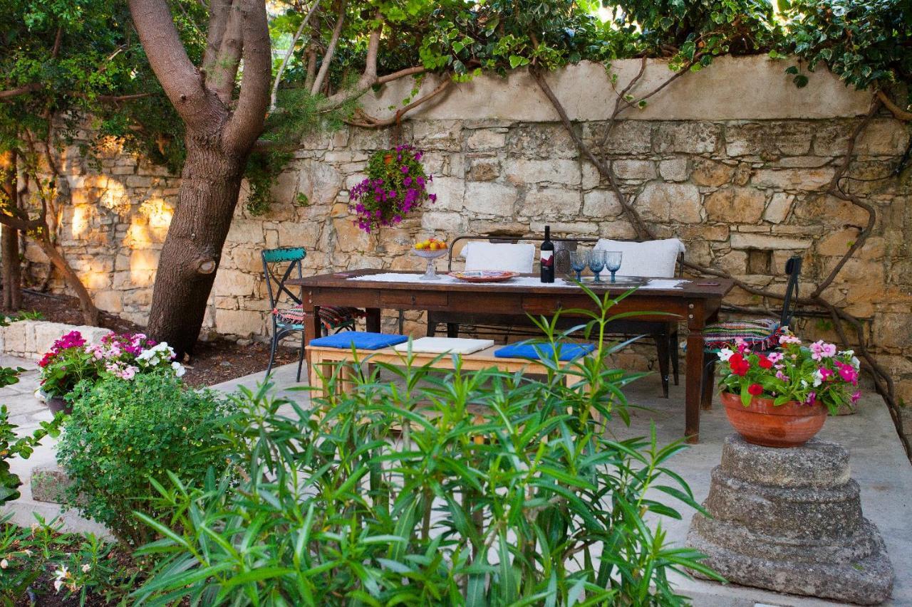 Affittacamere Cecilias Courtyard Malya Esterno foto