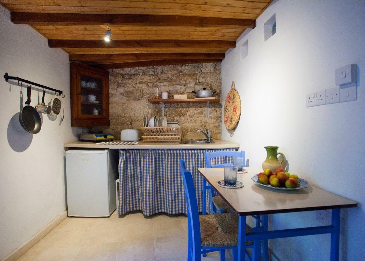Affittacamere Cecilias Courtyard Malya Esterno foto