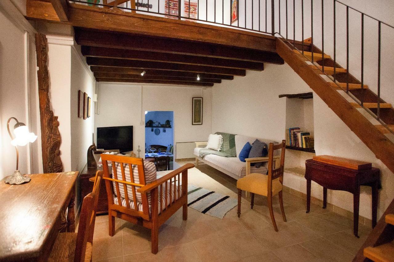 Affittacamere Cecilias Courtyard Malya Esterno foto