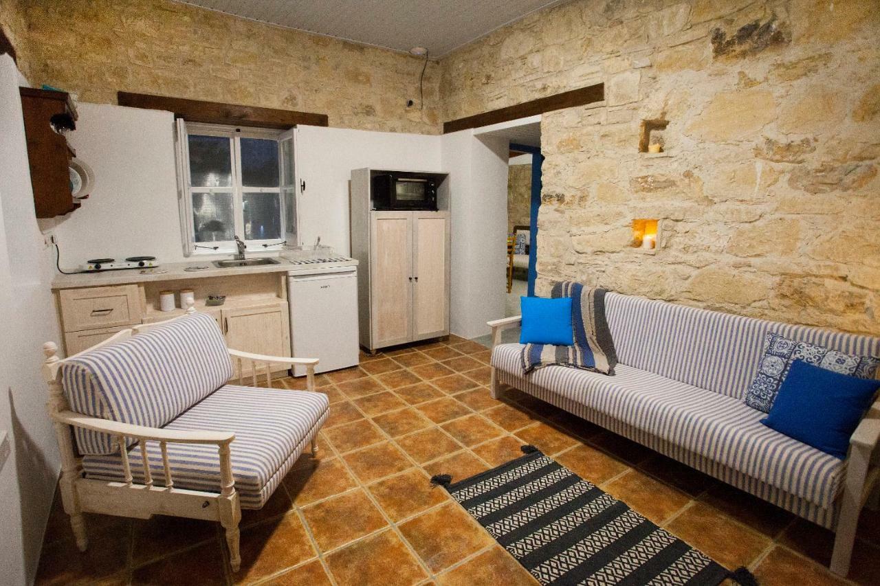 Affittacamere Cecilias Courtyard Malya Esterno foto