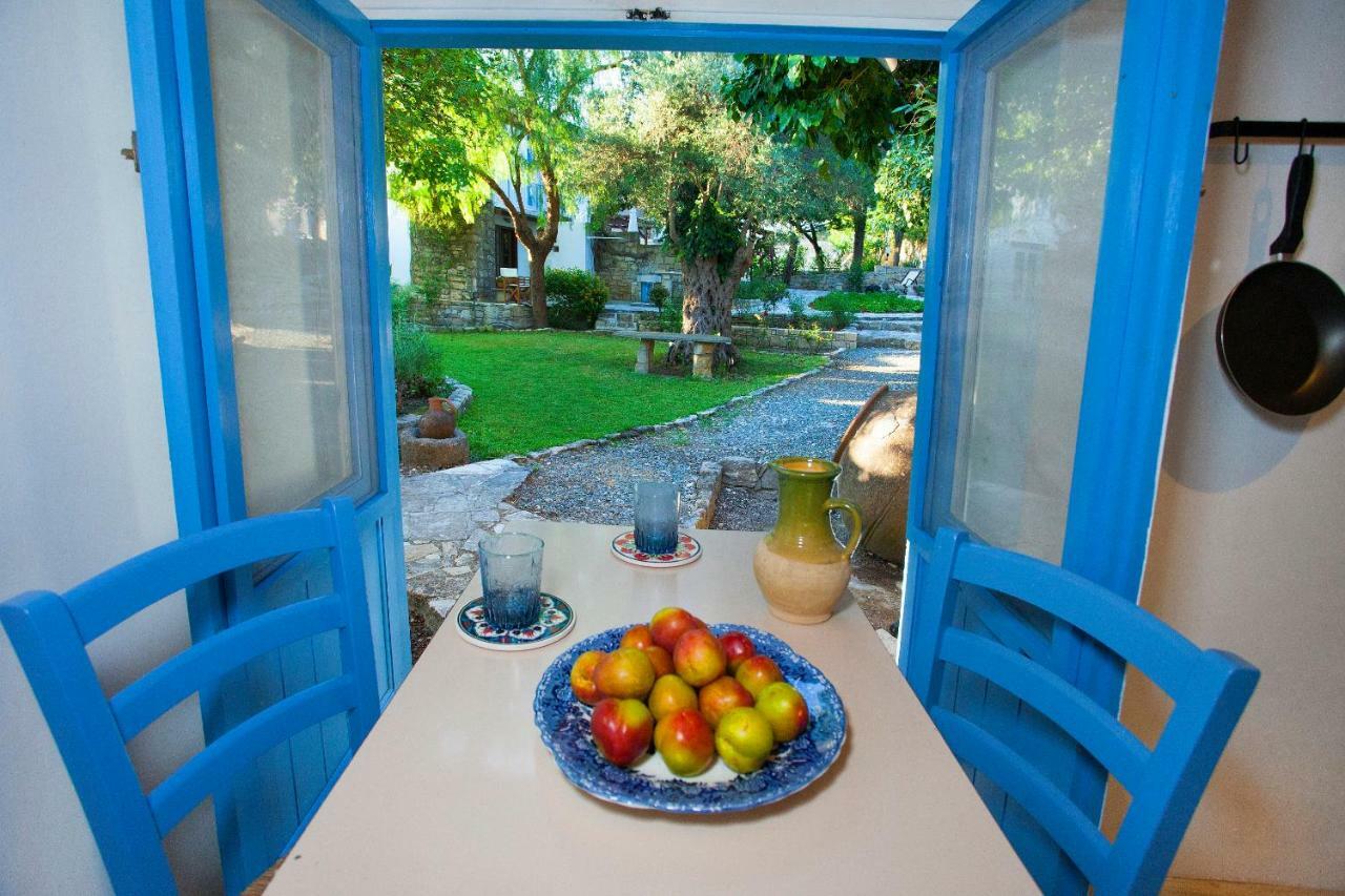 Affittacamere Cecilias Courtyard Malya Esterno foto