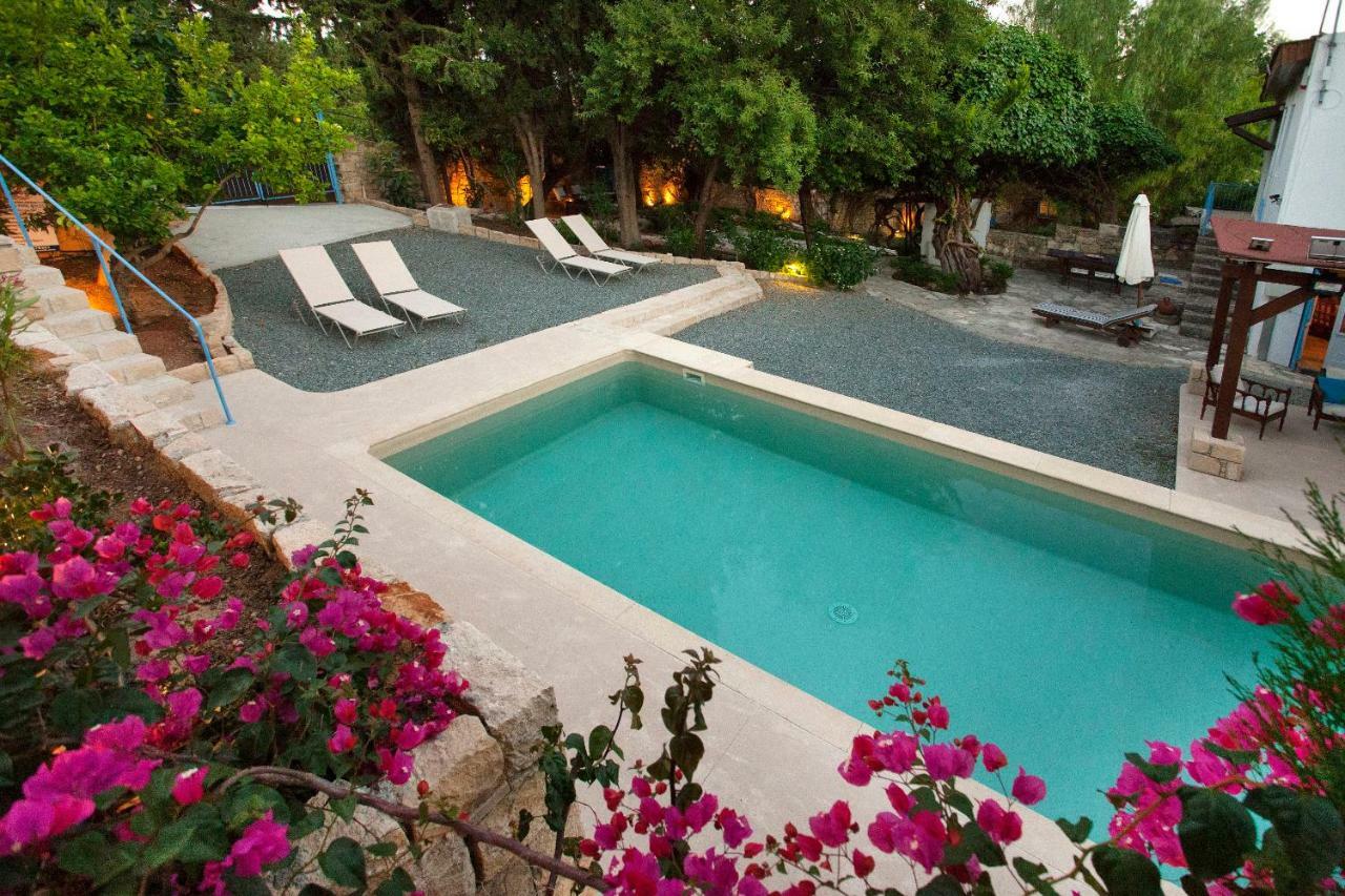 Affittacamere Cecilias Courtyard Malya Esterno foto