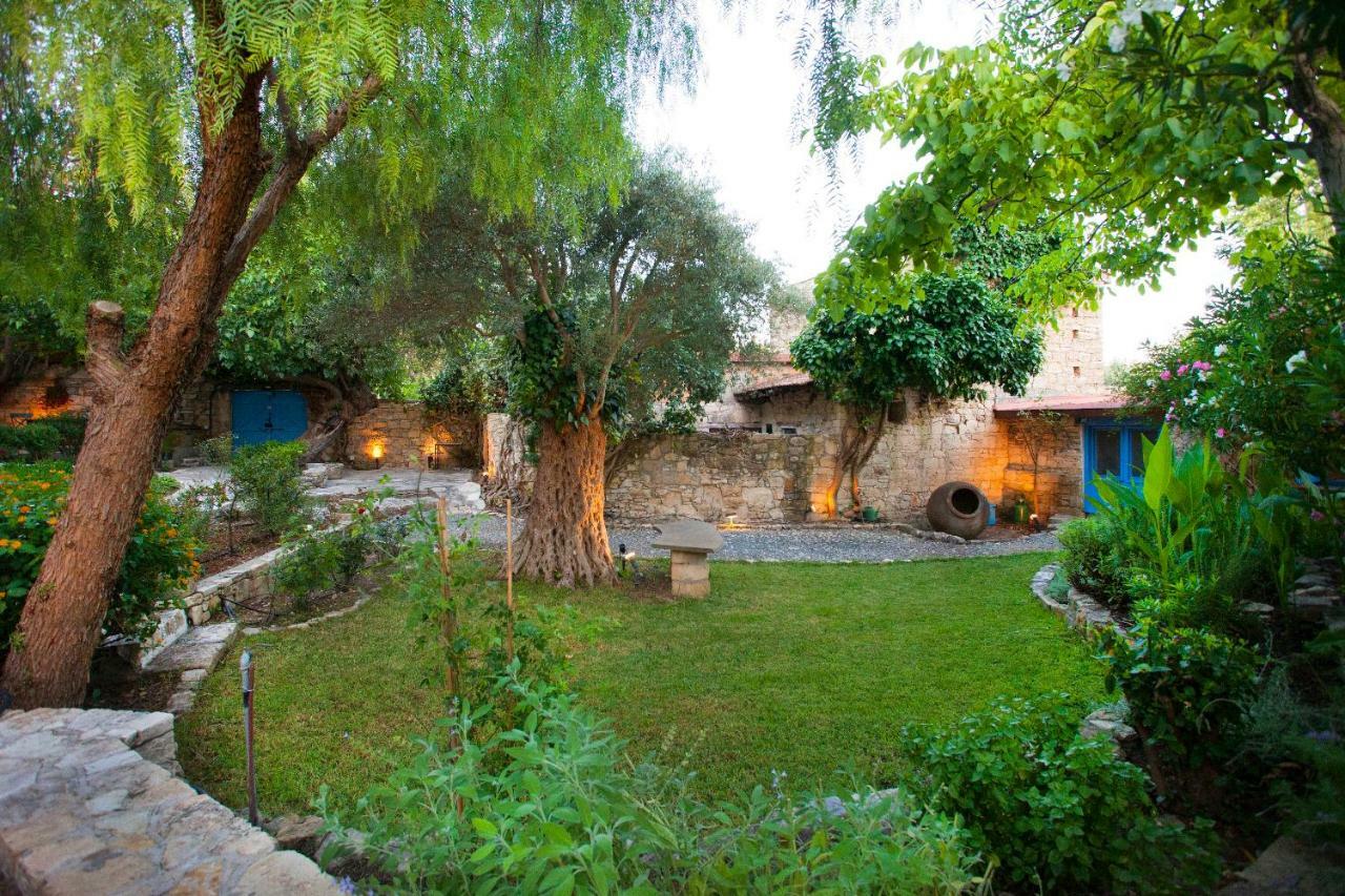 Affittacamere Cecilias Courtyard Malya Esterno foto